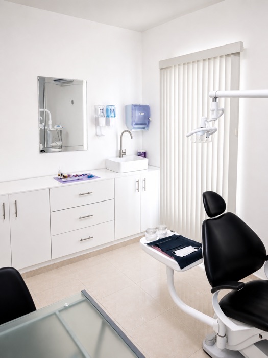 Sillón dental e instrumental en el consultorio